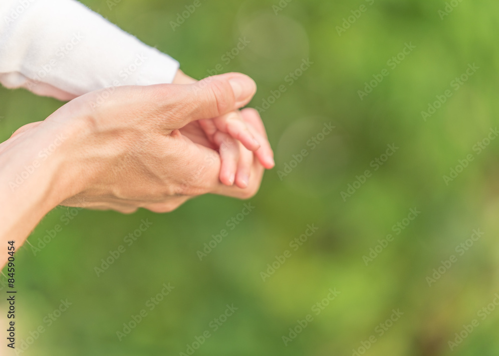 Baby greift nach Hand der Mutter Baby greift nach Hand der Mutter