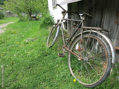 Старый велосипед у деревенского дома