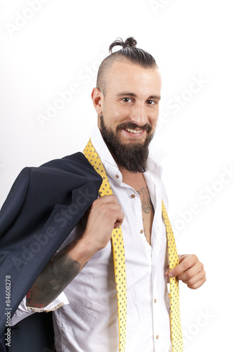 Hipster poniéndose traje y corbata