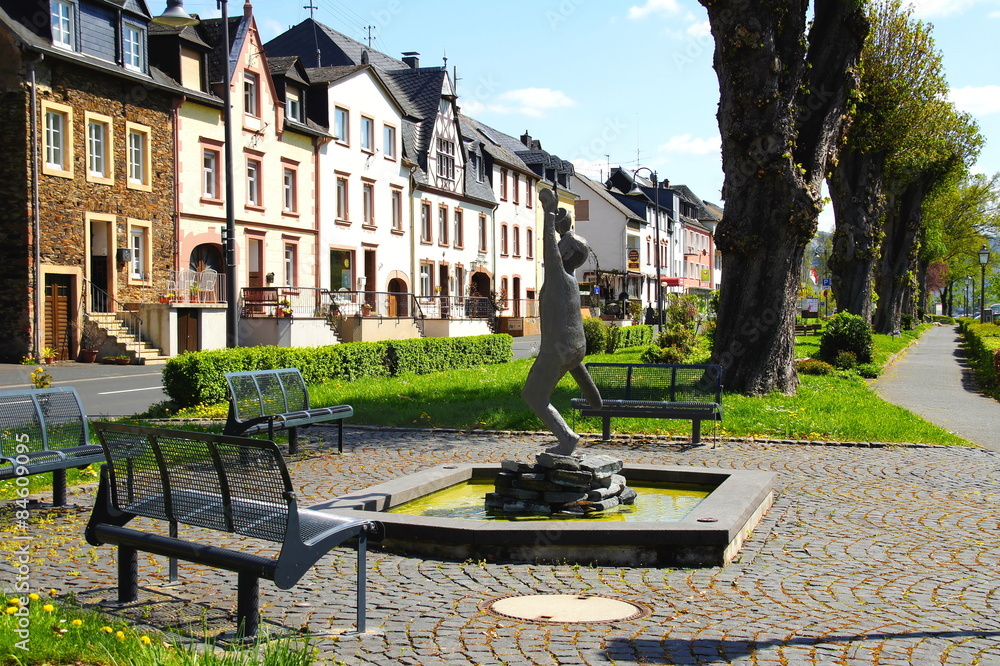 Naklejka premium Weintrinker-Brunnen in Zeltingen-Rachtig