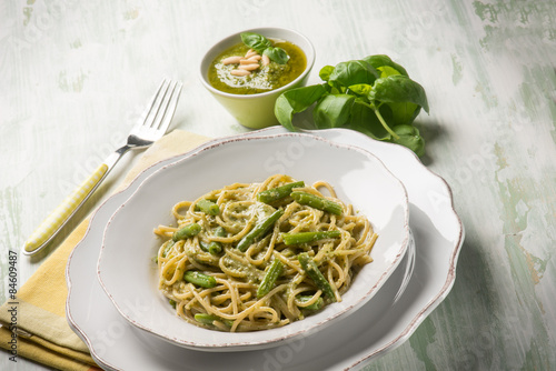 spaghetti with green beans and pesto sauce