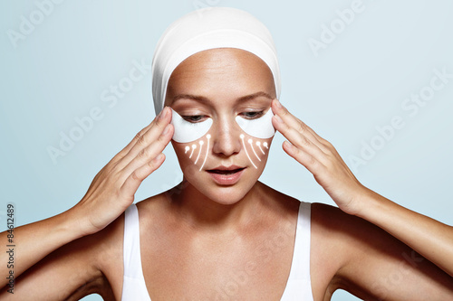 Fotografia beauty woman with eye patches