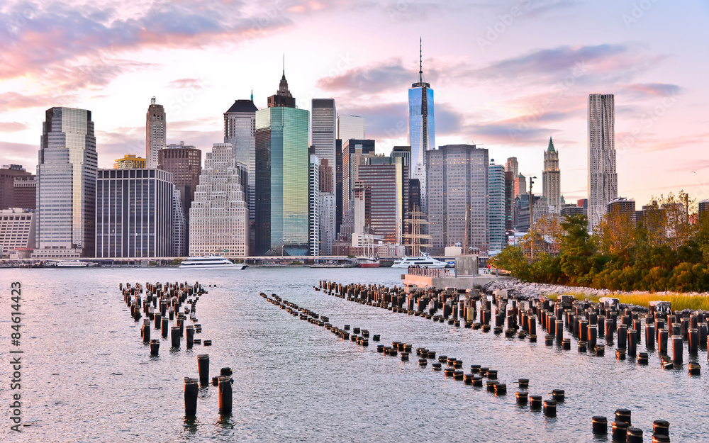 Obraz premium View of Manhattan skyline at sunset.