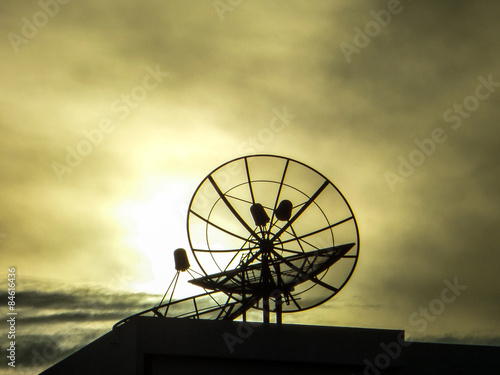 Billede på lærred satellite dish on roof
