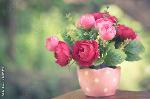 Pink and red rose flowers in vase.