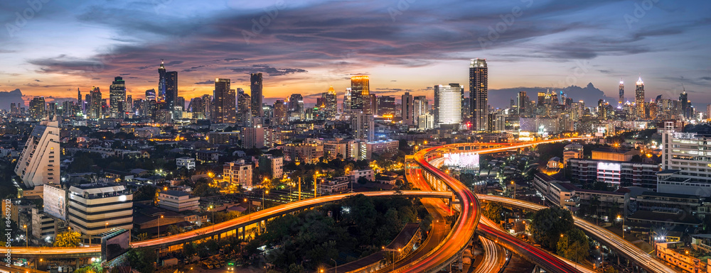 Naklejka premium panorama bangkok city sunset ruch drogowy, widok z dachu nocą panorama autostrada zmierzch, budynki biurowe, mieszkanie, kondominium w bangkoku panorama miasta widok z góry w nocy Śródmieście i biuro biznesowe