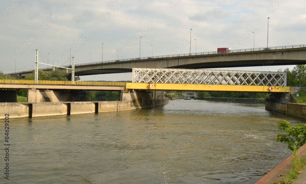 Transport routier ferroviaire fluvial