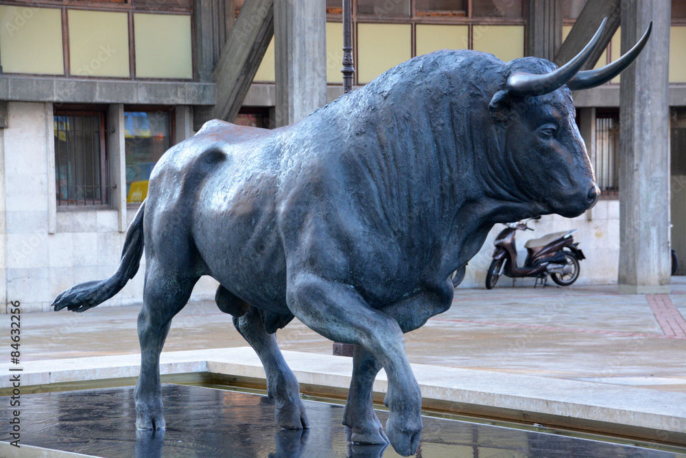 estatua de un toro bravo Stock Photo | Adobe Stock