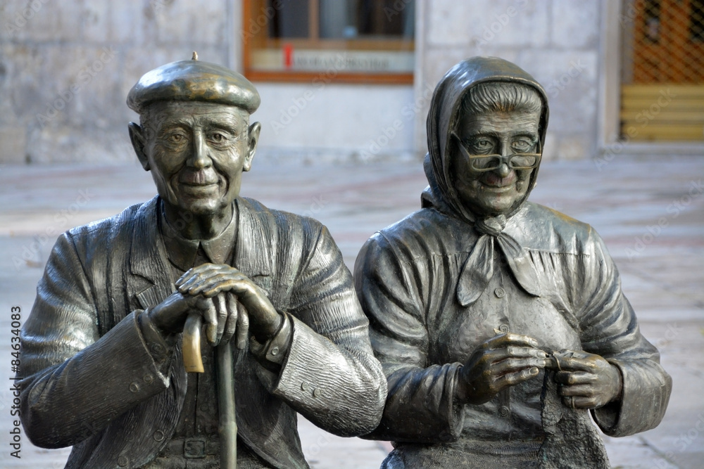 estatua de una pareja de ancianos en las calles de burgos estatua de una pareja de ancianos en las calles de burgos