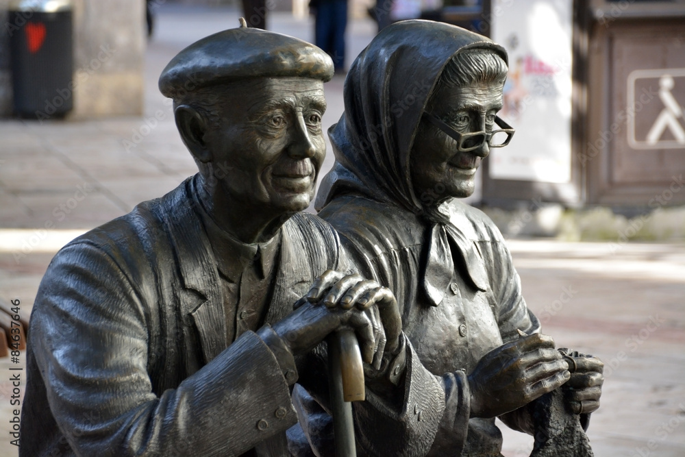 estatua de una pareja de ancianos en las calles de burgos