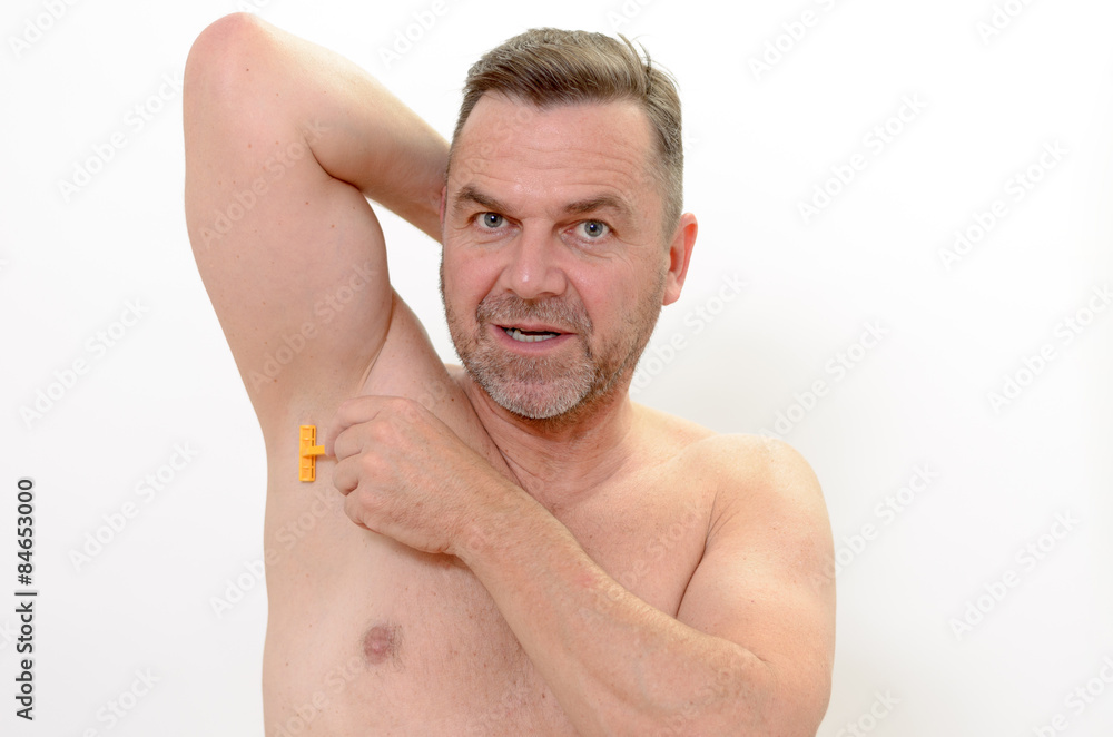 Fototapeta premium Mann rasiert seine Achseln
