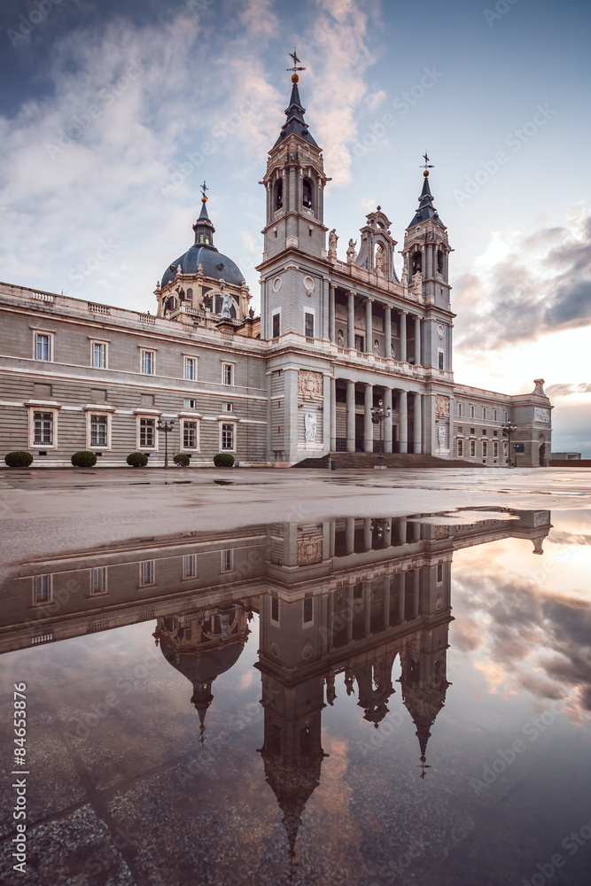 Obraz premium Almudena Cathedral in Madrid, Spain. Reflection on a puddle.