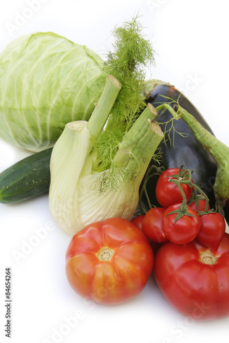 diversi tipi di verdure su sfondo bianco