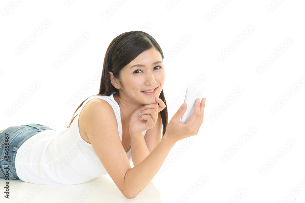 スマートフォンを持つ女性