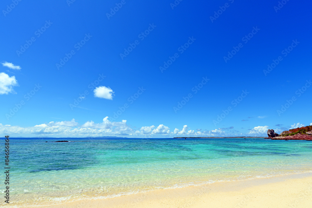 久高島の綺麗な海と夏空