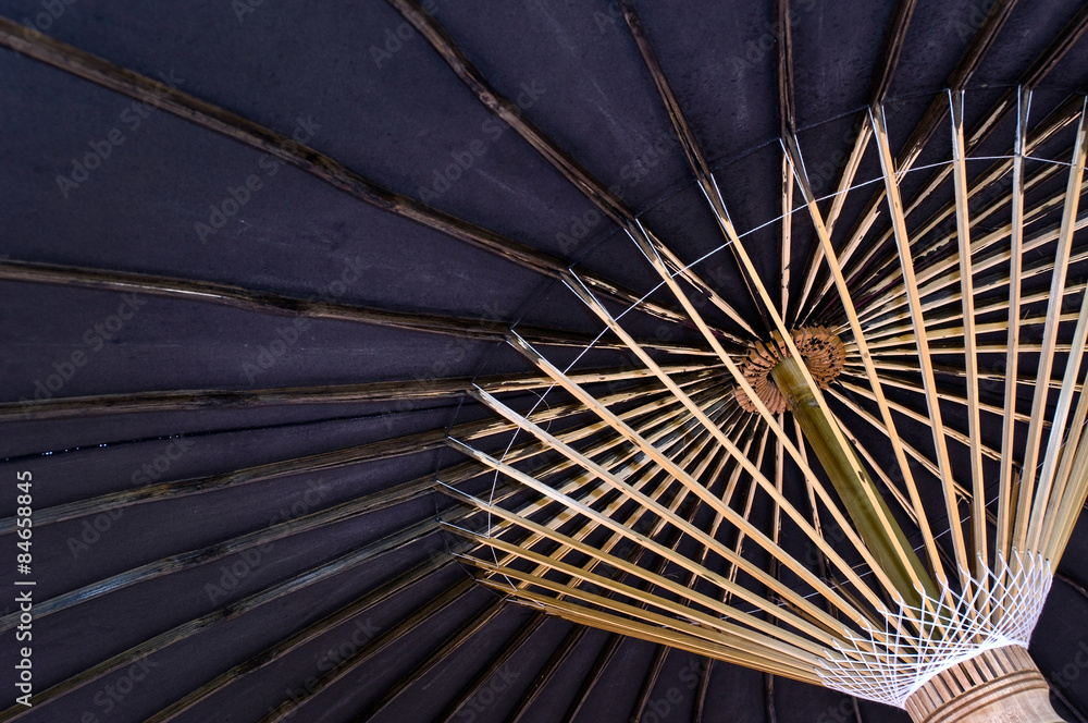 Obraz premium Black japanese umbrella, view from inside