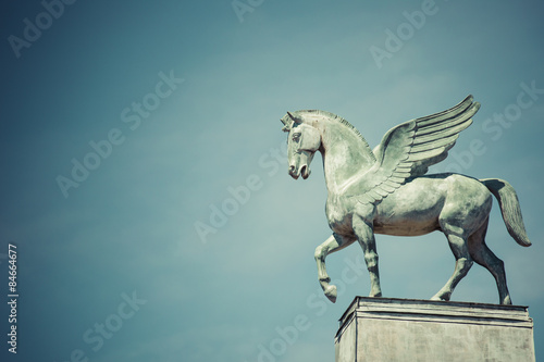 Murais de parede statue of pegasus on the roof of opera in poznan poland