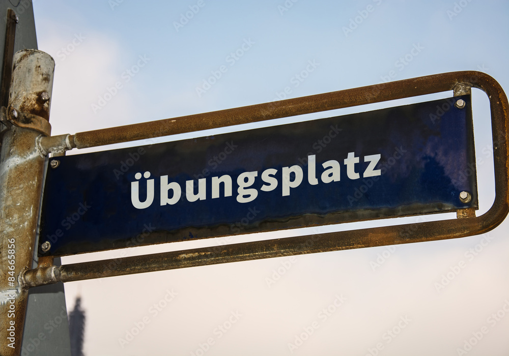 Strassenschild 47 - Übungsplatz