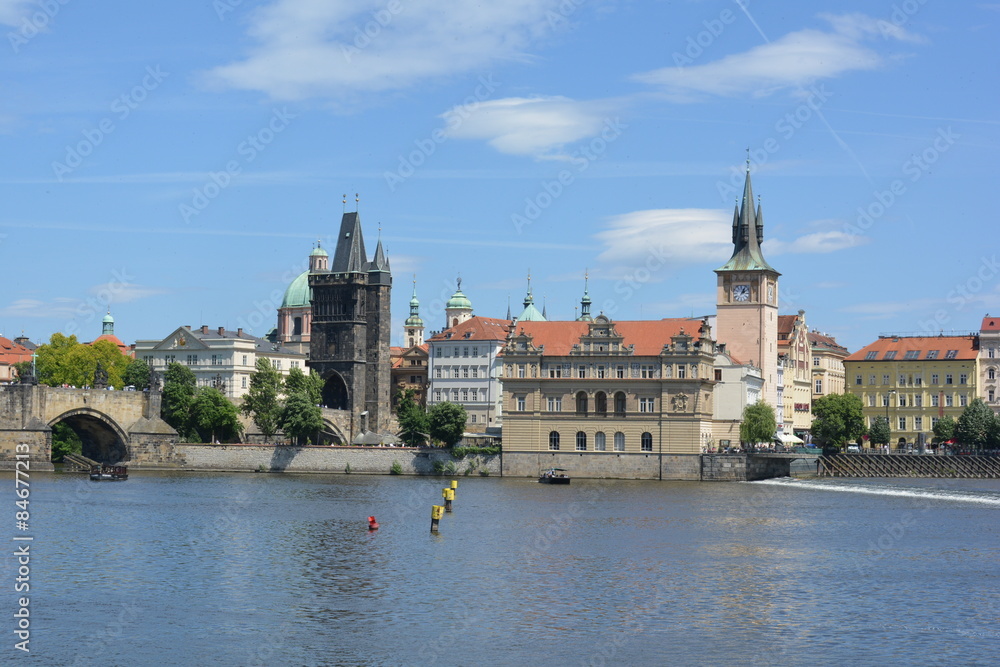Blick zur Prager Altstadt mit Brueckenturm