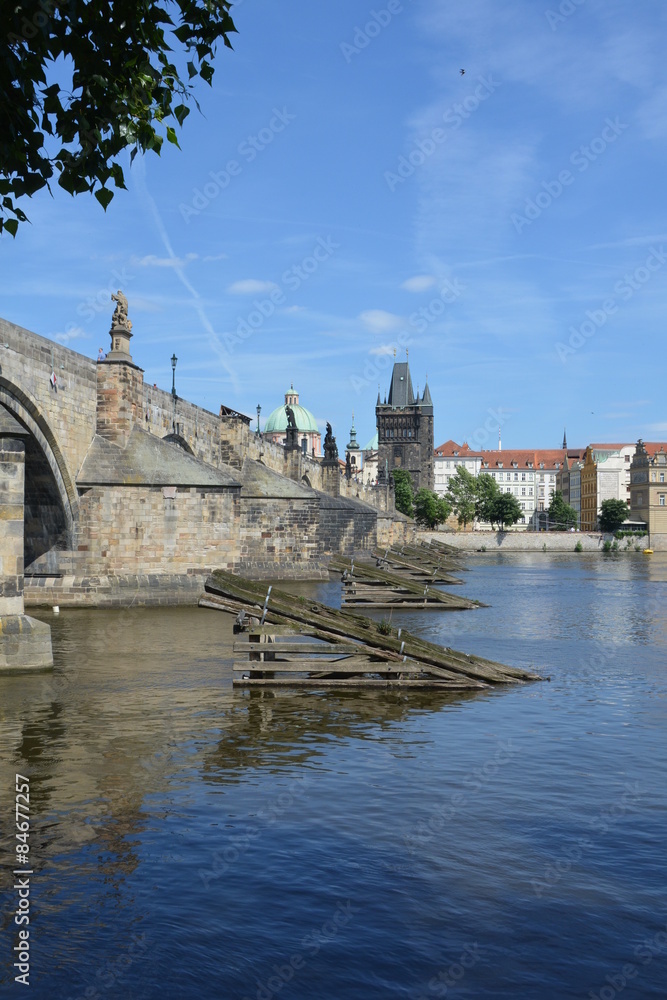 Prag, die Altstadt mit dem Brueckenturm und der Karlsbruecke ueber die Moldau.