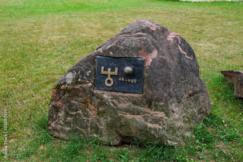 Fototapeta Naklejka Na Ścianę i Meble -  Uranus Emblem auf Felsbrocken
