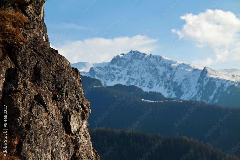 Obraz premium Mountain snowy landscape with rock