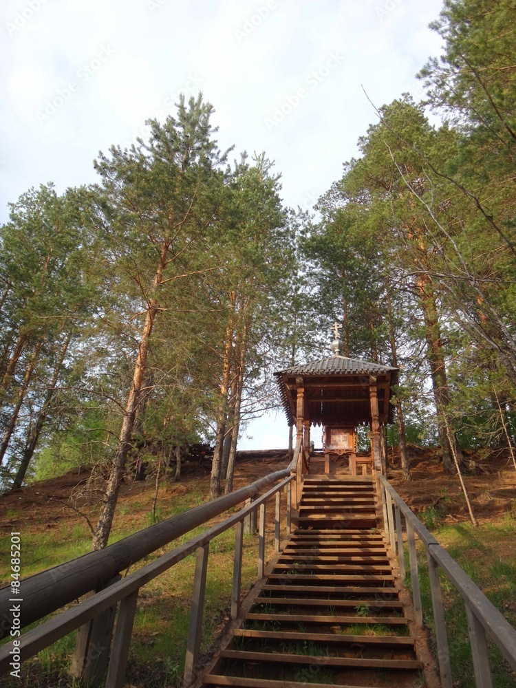 Деревянная лестница в парке