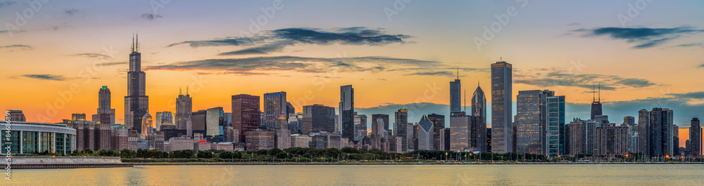 Naklejka premium Chicago centrum skyline i jezioro Michigan o zachodzie słońca