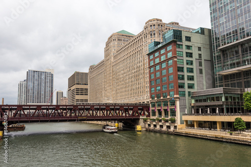 Metro Train on bridge over Chicago river © kanonsky