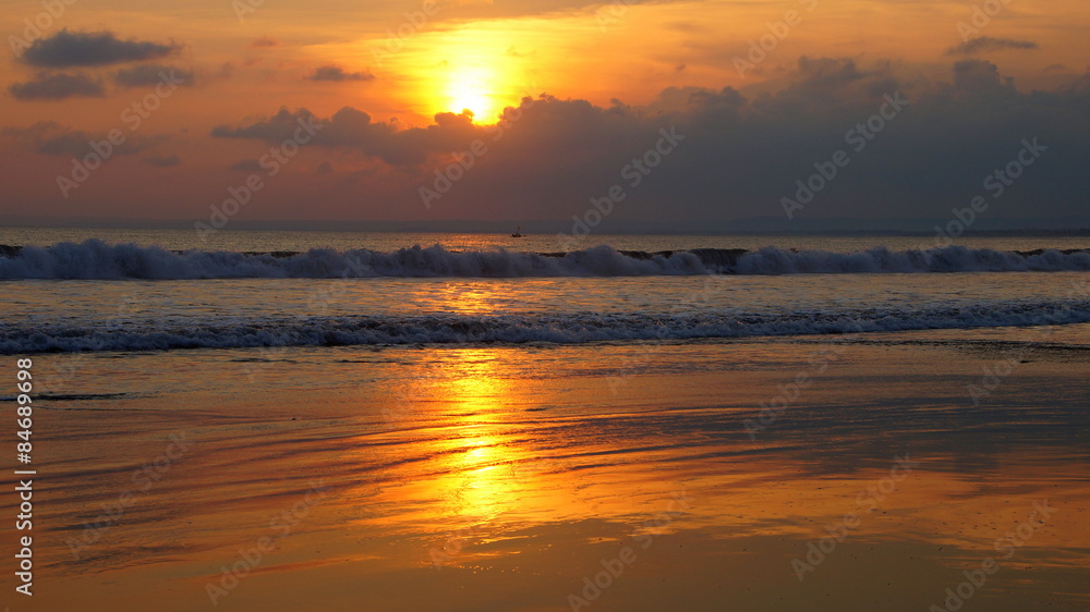 leuchtender Sonnenuntergang am Sandstrand von Pangandaran im Süden von Java