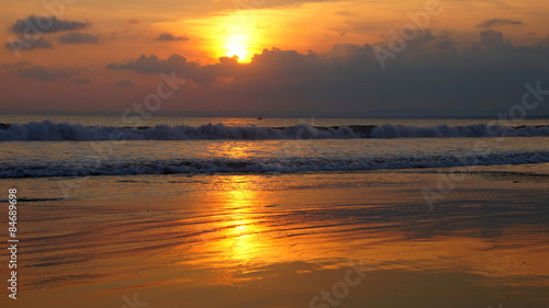 leuchtender Sonnenuntergang am Sandstrand von Pangandaran im Süden von Java