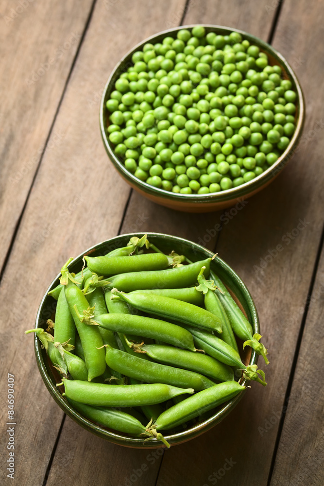 Peapods (lat. Pisum sativum) and peas in bowls Peapods (lat. Pisum sativum) and peas in bowls