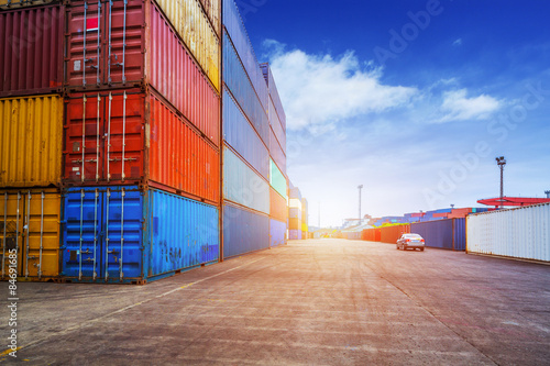 Fotografie, Obraz Prázdné silnici a kontejnerů v přístavu při západu slunce