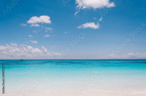 Fototapeta Naklejka Na Ścianę i Meble -  blue sky with sea and beach - soft focus with film filter