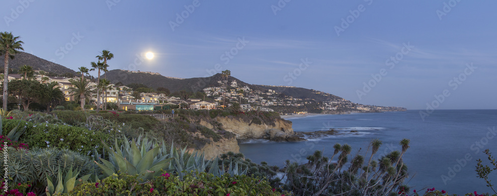 Obraz premium Moonrise over Laguna Beach along the coastline of Southern California