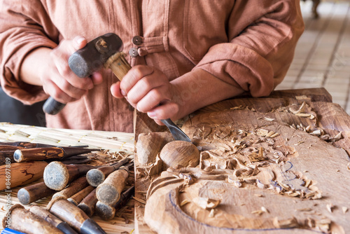 Fotografía Craftsman wooden carving.