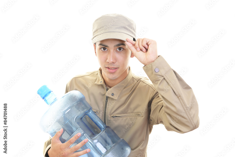 ボトルを運ぶ笑顔の男性