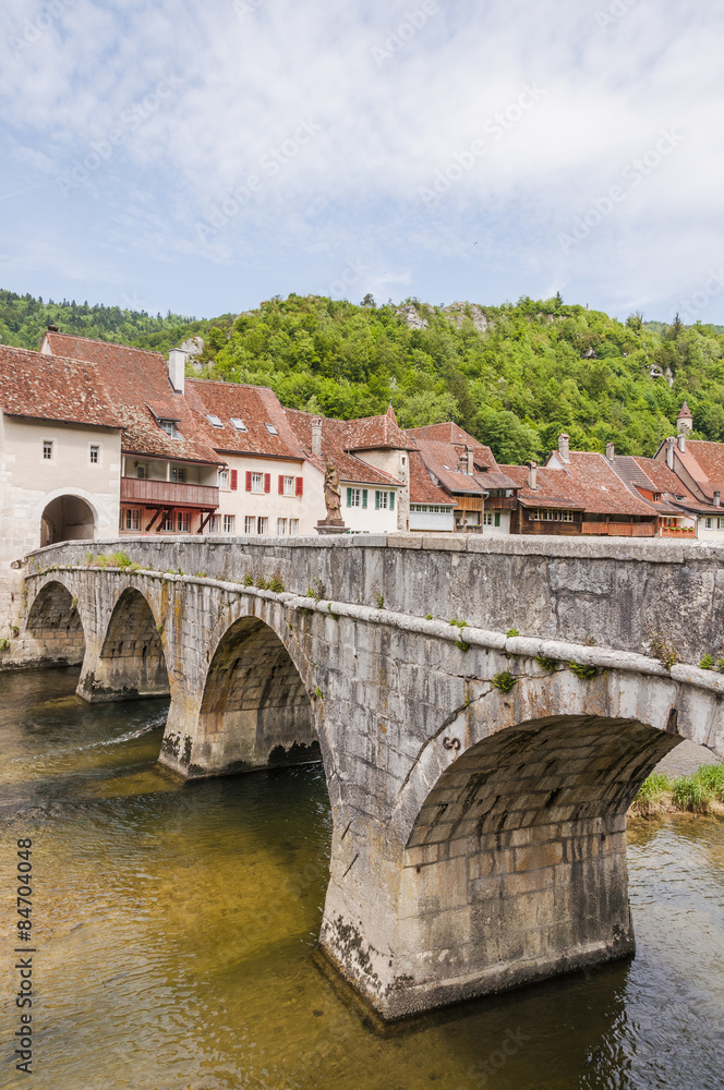Saint-Ursanne, St-Ursanne, historische Altstadt, Stadt, Steinbrücke, Bogenbrücke, Doubs, Fluss, Jura, Schweiz