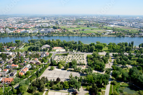 Blick über Wien mit Donaupark und Alte Donau