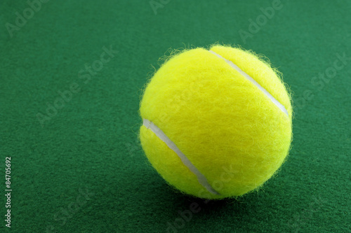 テニスボール © harukaze-k