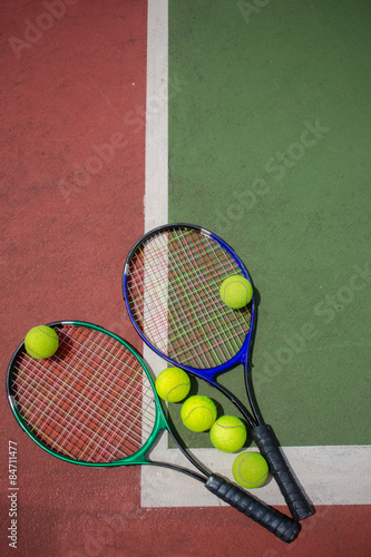 tennis racket and balls on the tennis court © FAMILY STOCK