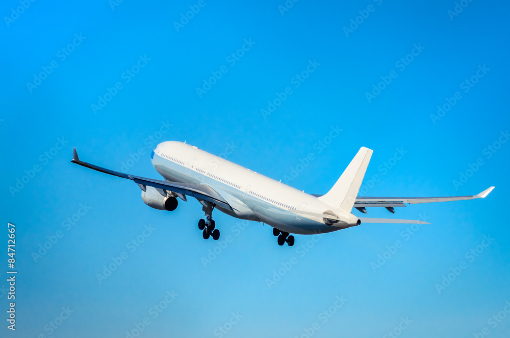Obraz premium Commercial airplane taking off into the blue sky