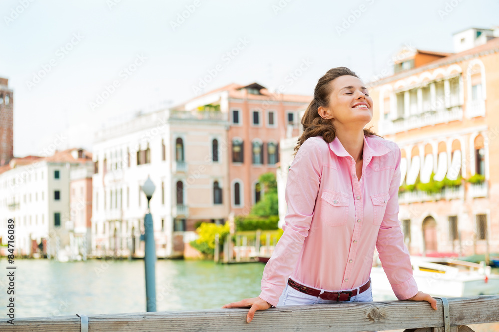 Obraz premium Happy woman smiling up to the sun in Venice