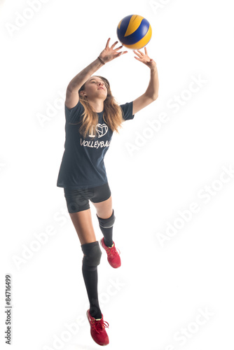 Mädchen wehrt einen Volleyball ab