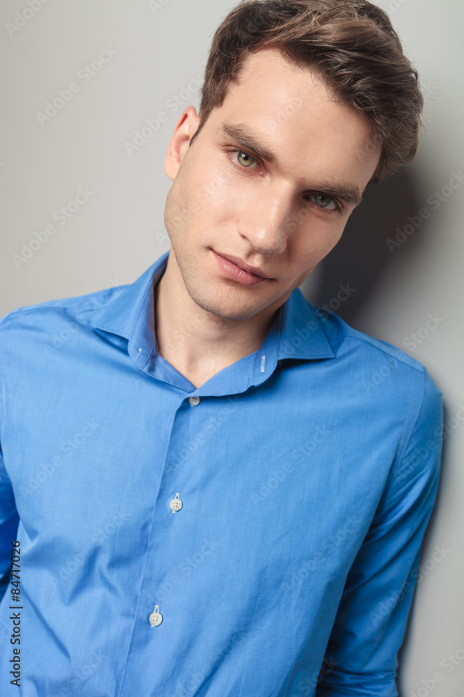 Obraz premium handsome man leaning his head on the wall