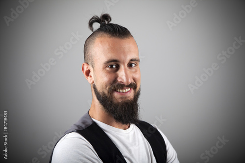 Valokuva Hipster con pirri y chaleco sonriendo