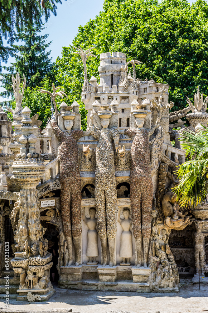 Palais Idéal du Facteur Cheval, les 3 géants Palais Idéal du Facteur Cheval, les 3 géants