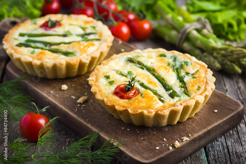 tart with asparagus and cherry tomatoes