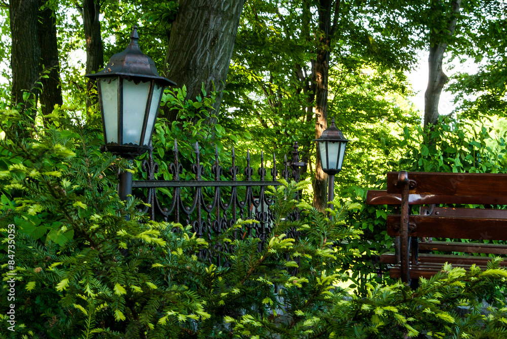 Fototapeta premium latarnia w ogrodzie
