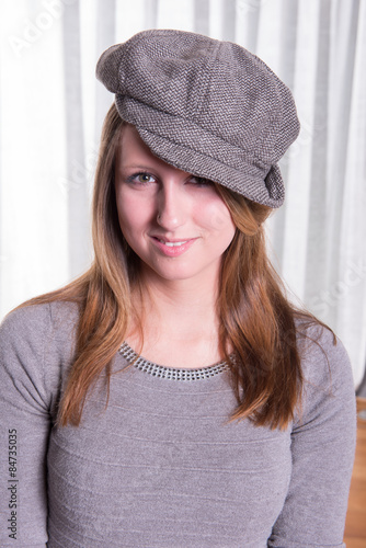 Portrait einer jungen Frau mit Mütze